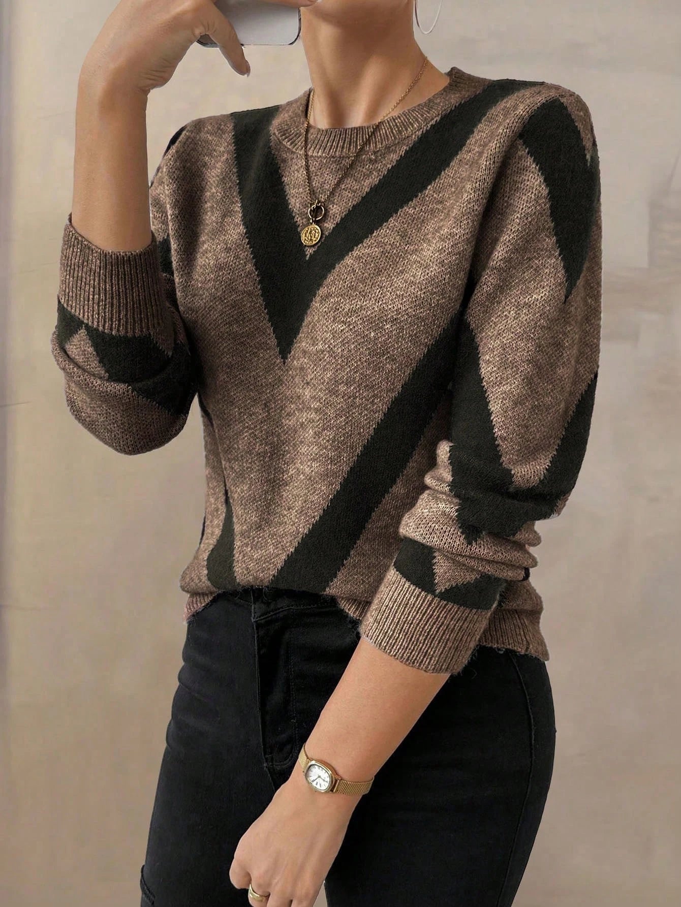 Women's Geometric Pattern Round Neck Long-Sleeved Knitted Sweater