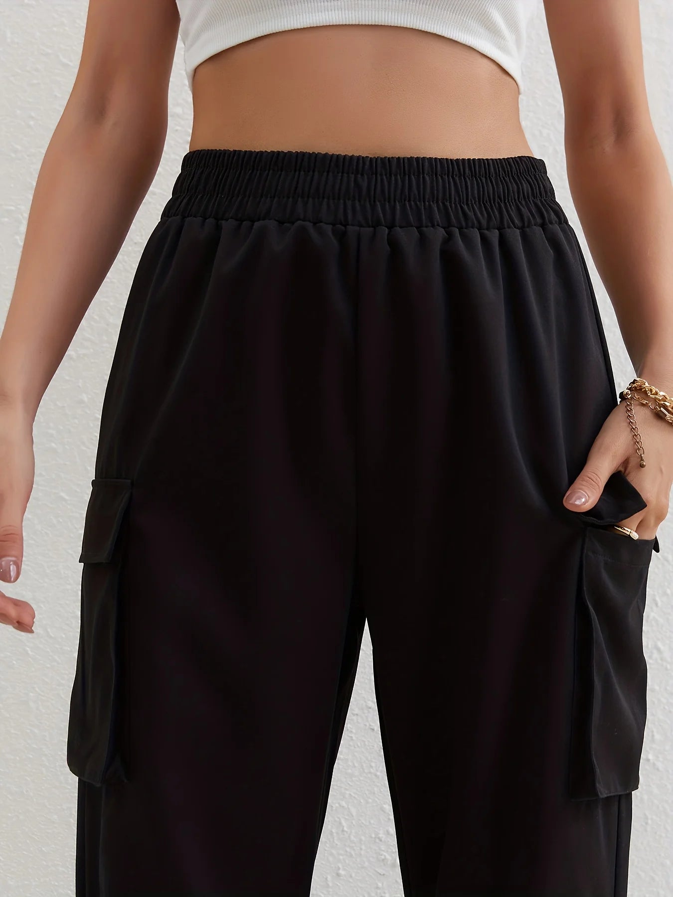 Women's Relaxed Fit Cargo Pants with Elastic Waist and Multiple Pockets