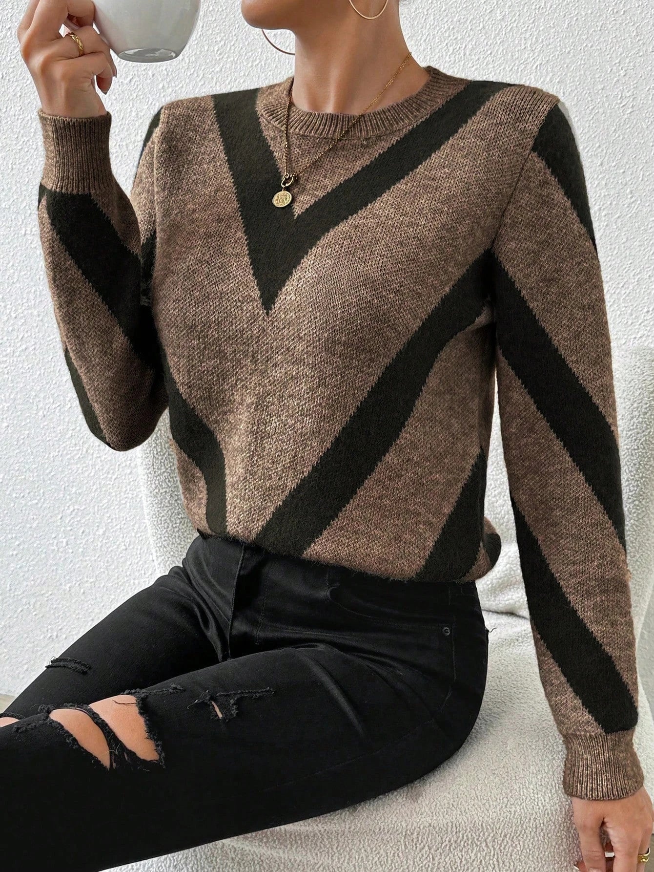 Women's Geometric Pattern Round Neck Long-Sleeved Knitted Sweater
