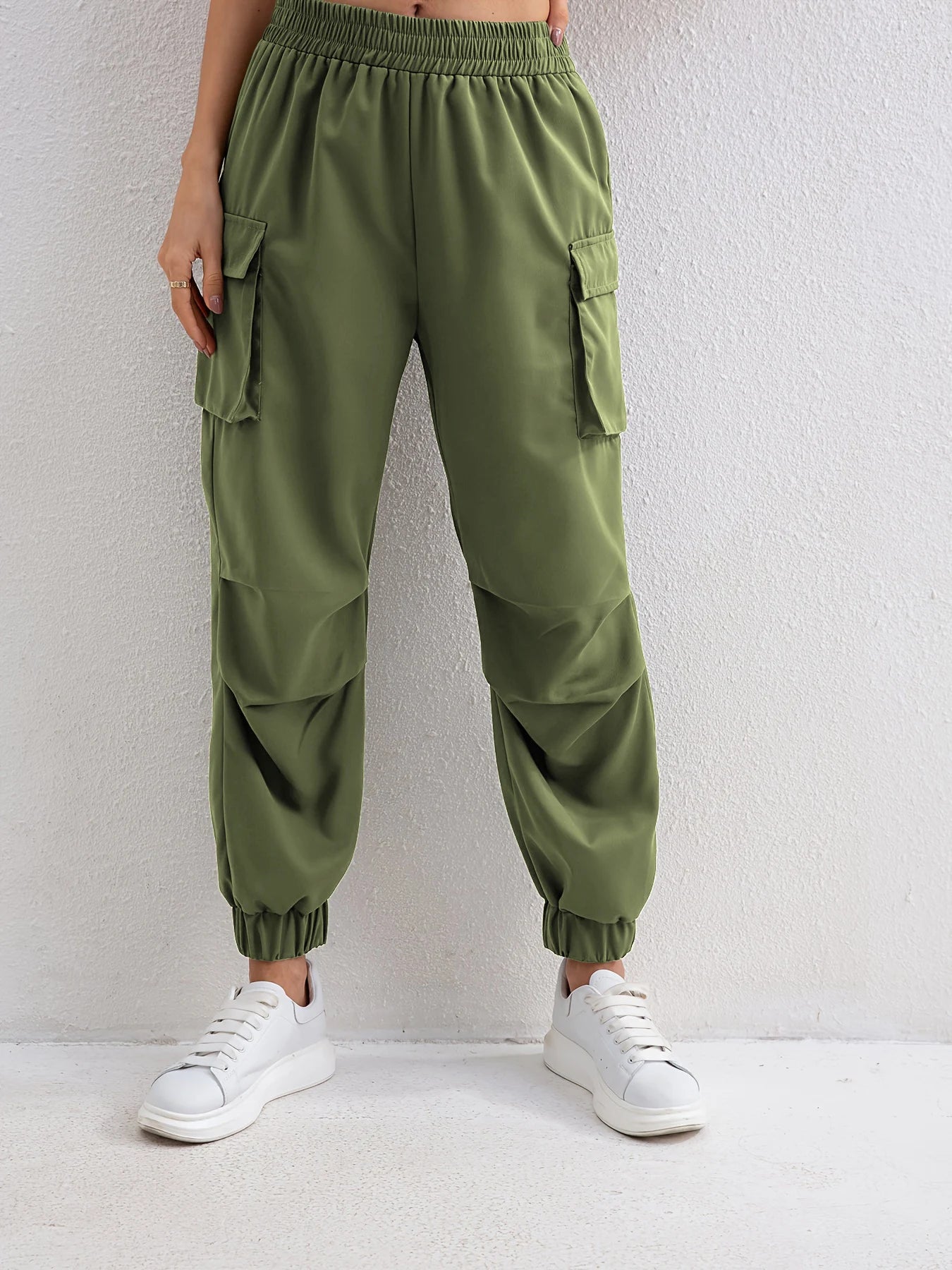 Women's Relaxed Fit Cargo Pants with Elastic Waist and Multiple Pockets